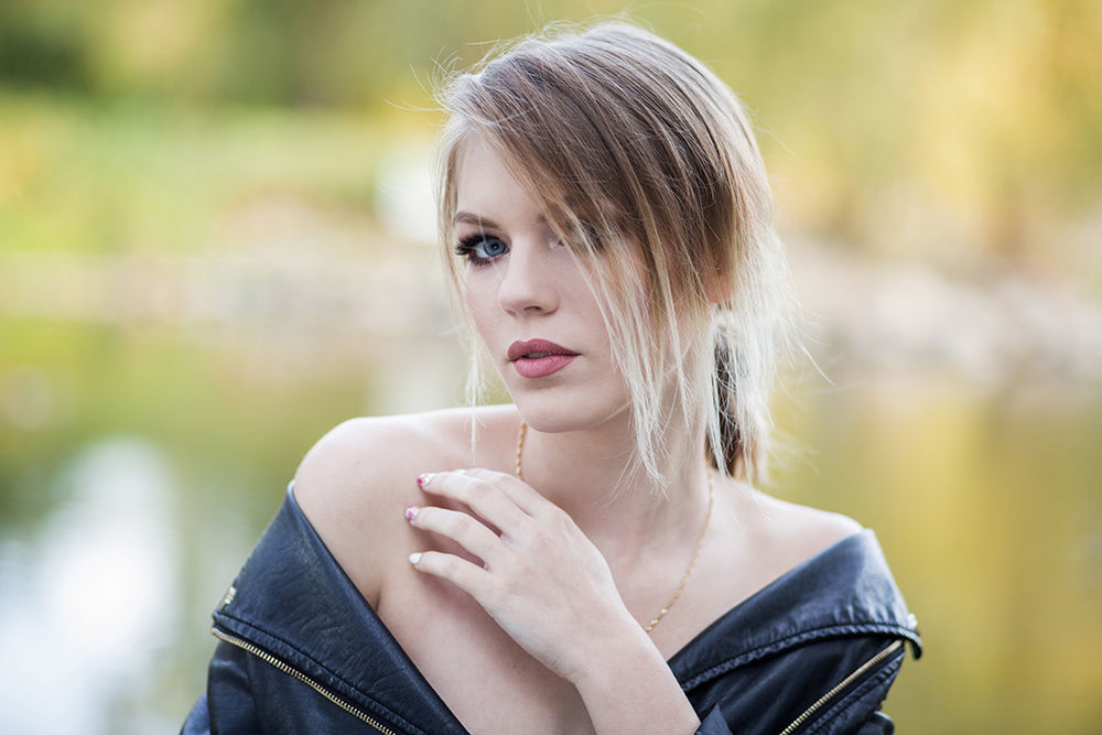 Sensualny portret dziewczyny w plenerze 