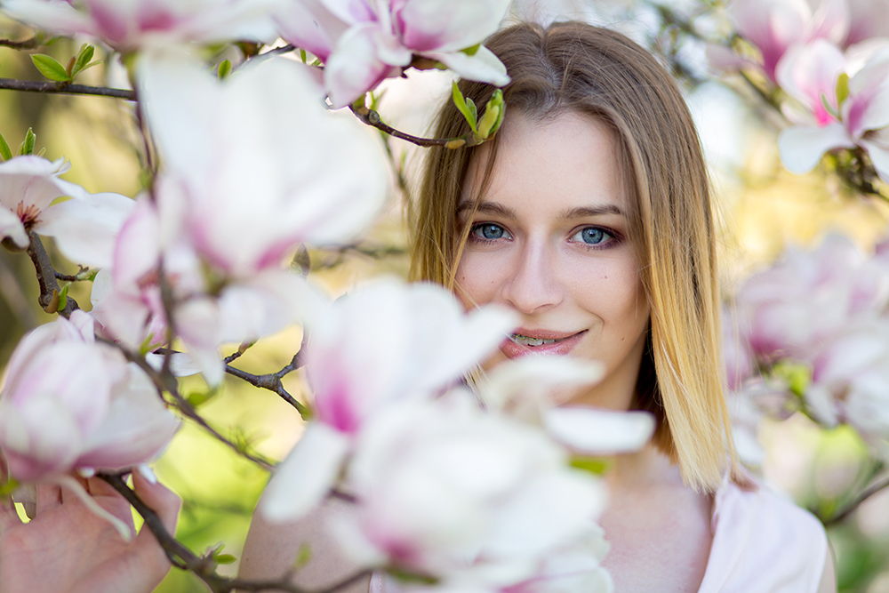 Portret dziewczyny w magnoliach