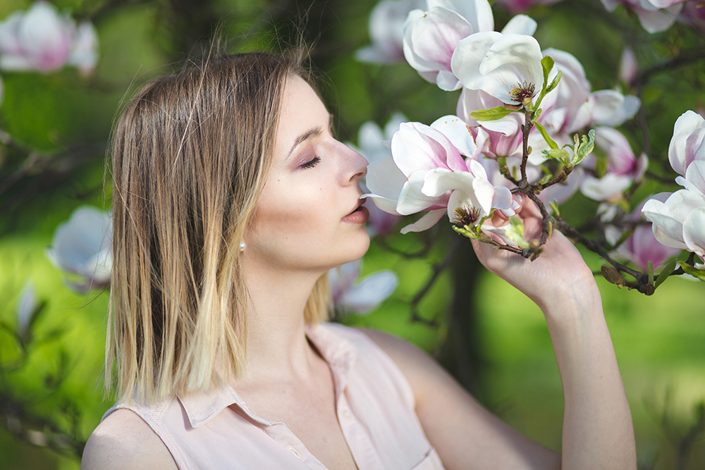 Portret dziewczyny w magnoliach