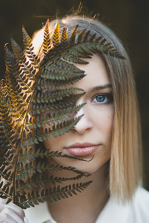 Portret kobiety z paprocią