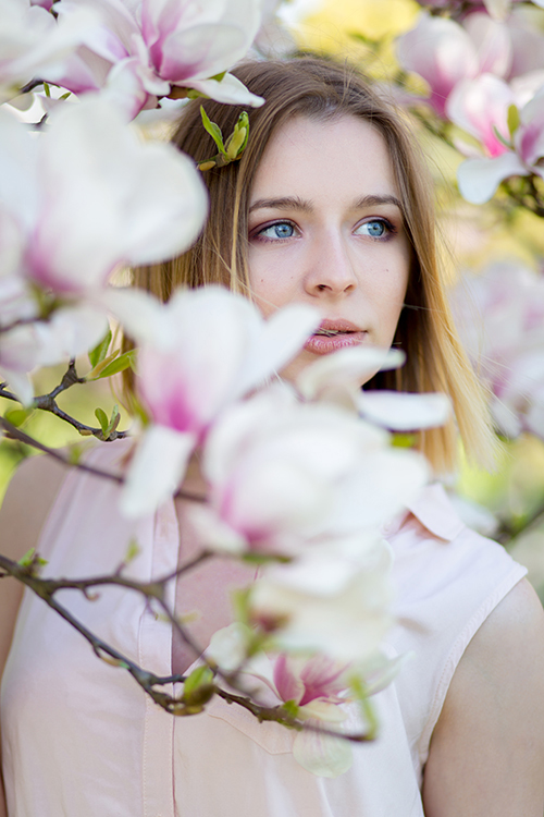 Kobieta z magnolią