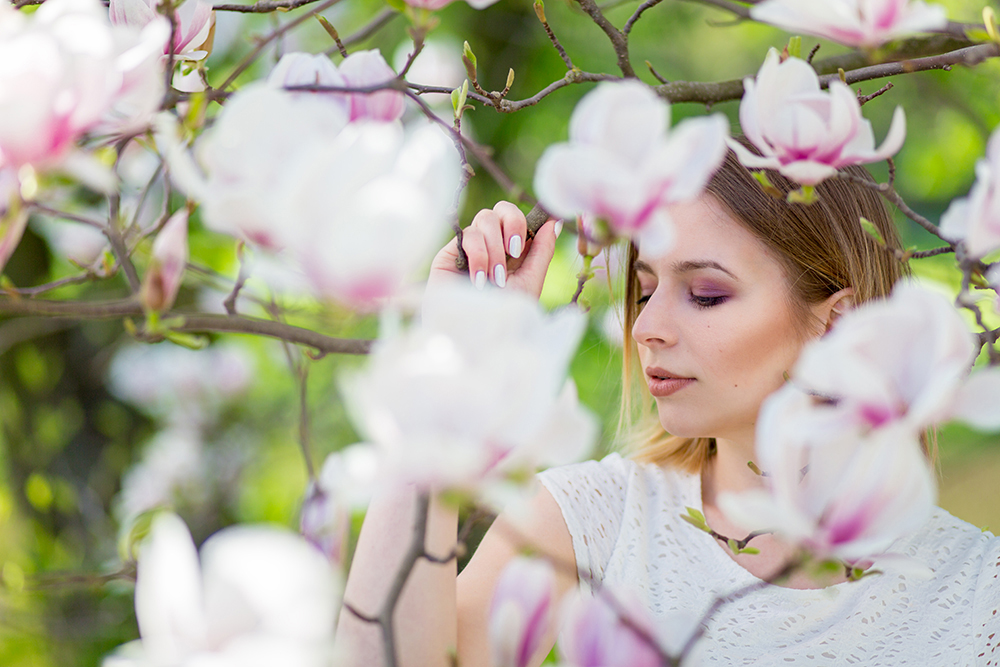 Portret dziewczyny w magnoliach