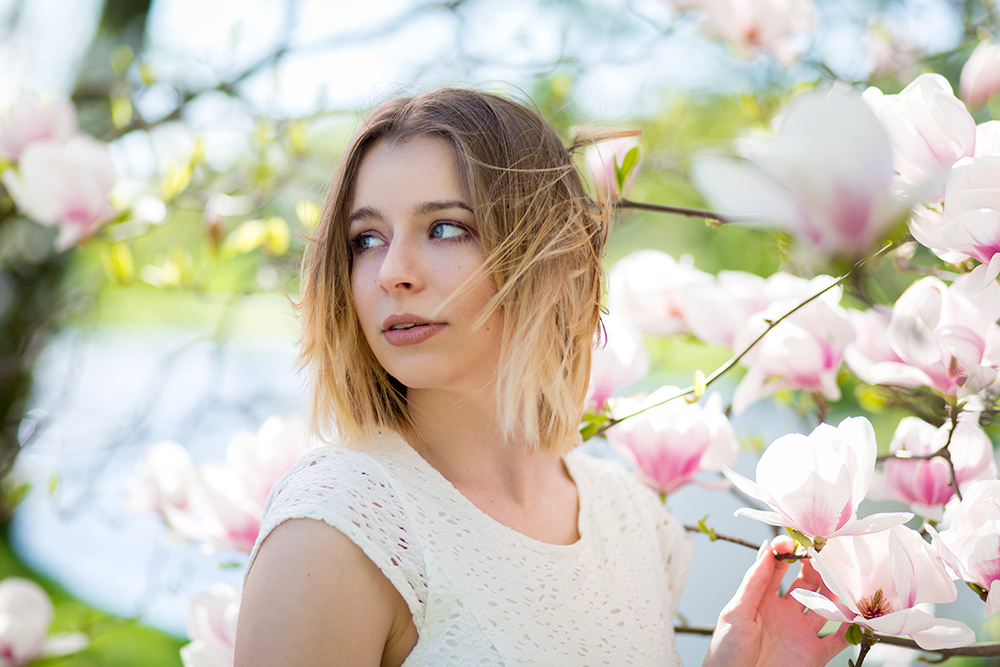 Portret dziewczyny w magnoliach