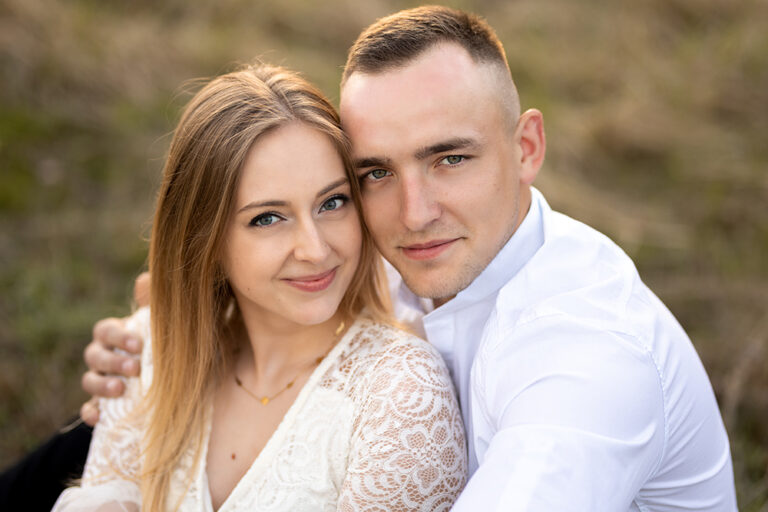 sesja narzeczeńska na łące